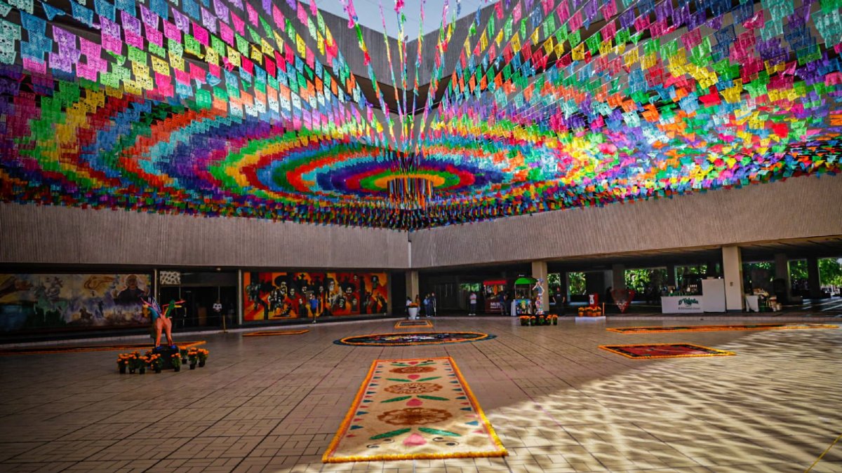reconoce graciela dominguez a participantes en la elaboracion de ofrenda de dia de muertos lugar