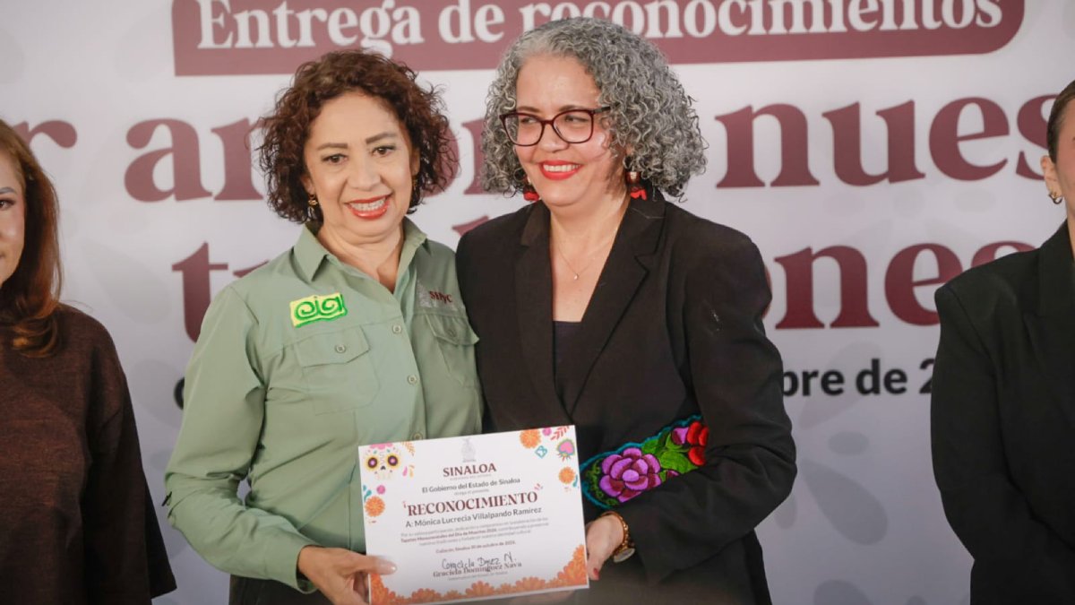 reconoce graciela dominguez a participantes en la elaboracion de ofrenda de dia de muertos mujer