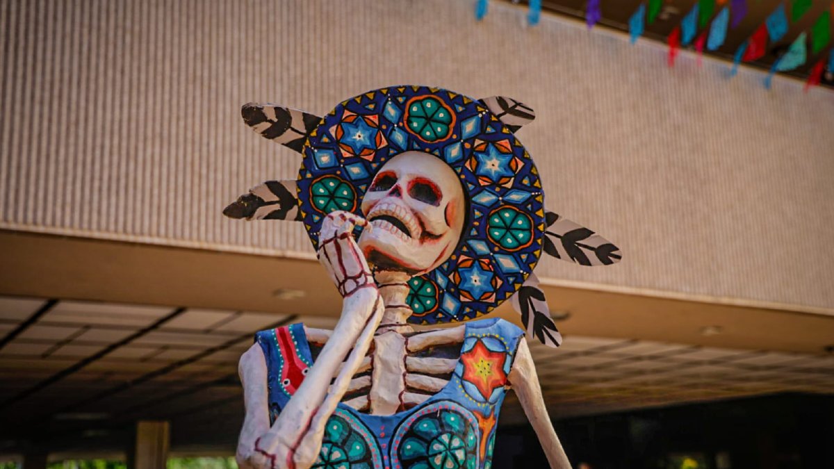 reconoce graciela dominguez a participantes en la elaboracion de ofrenda de dia de muertos palacio