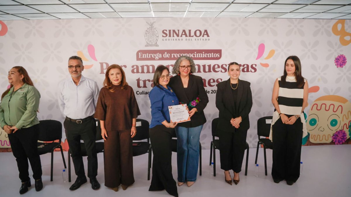 reconoce graciela dominguez a participantes en la elaboracion de ofrenda de dia de muertos reconocimiento