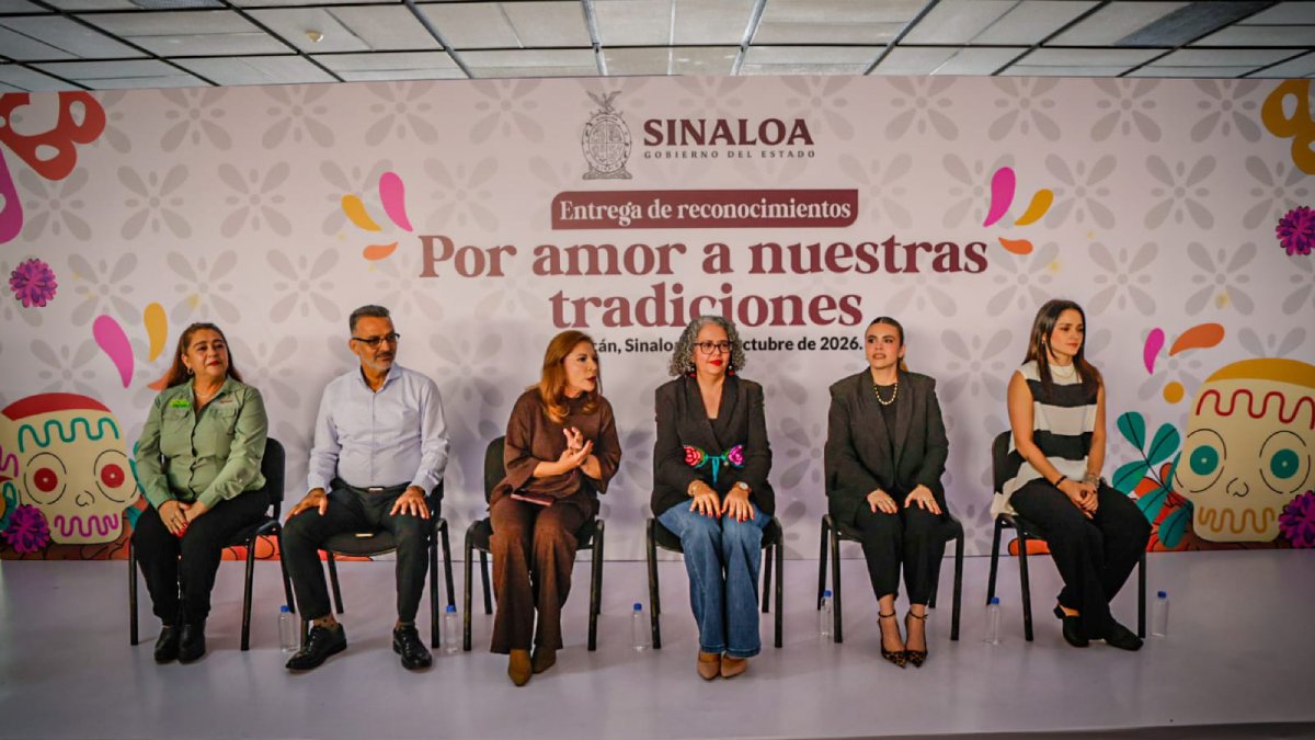 reconoce graciela dominguez a participantes en la elaboracion de ofrenda de dia de muertos sepyc