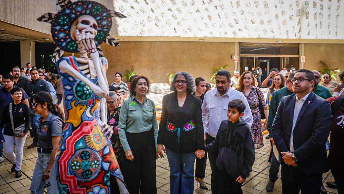 reconoce graciela dominguez a participantes en la elaboracion de ofrenda de dia de muertos