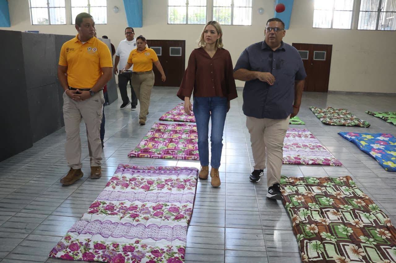 Recorre Estrella Palacios refugios habilitados ante llegada del huracán "Simón" a Mazatlán