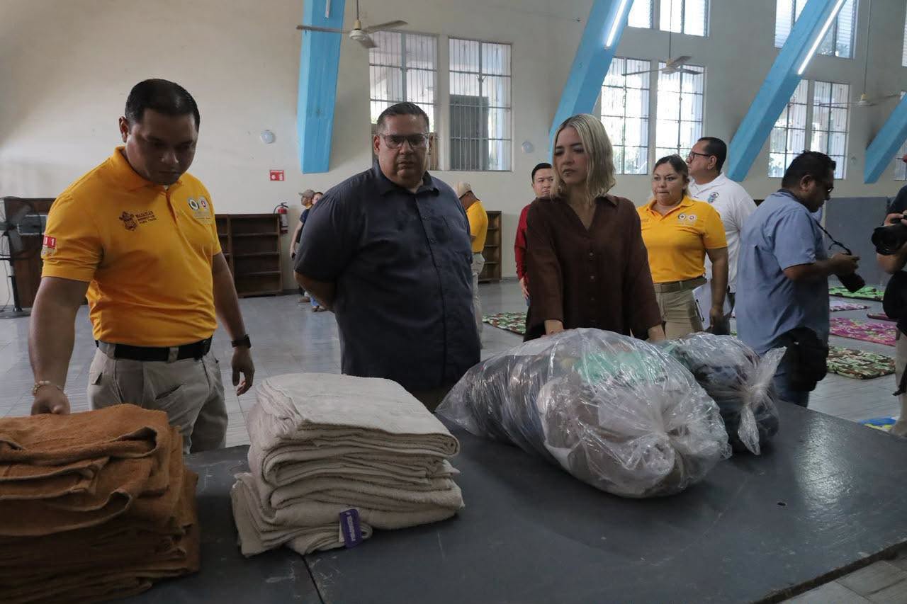Recorre Estrella Palacios refugios habilitados ante llegada del huracán "Simón" a Mazatlán