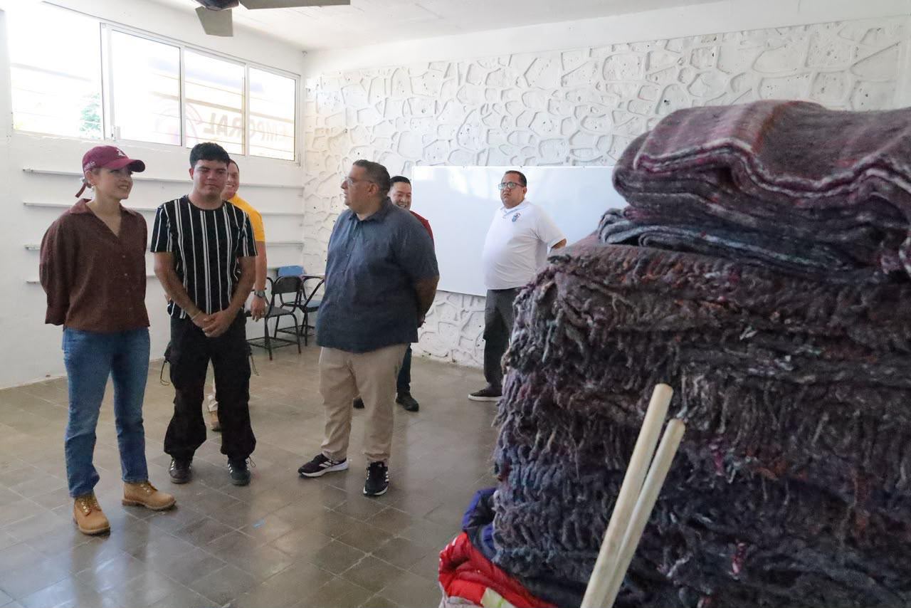 Recorre Estrella Palacios refugios habilitados ante llegada del huracán "Simón" a Mazatlán