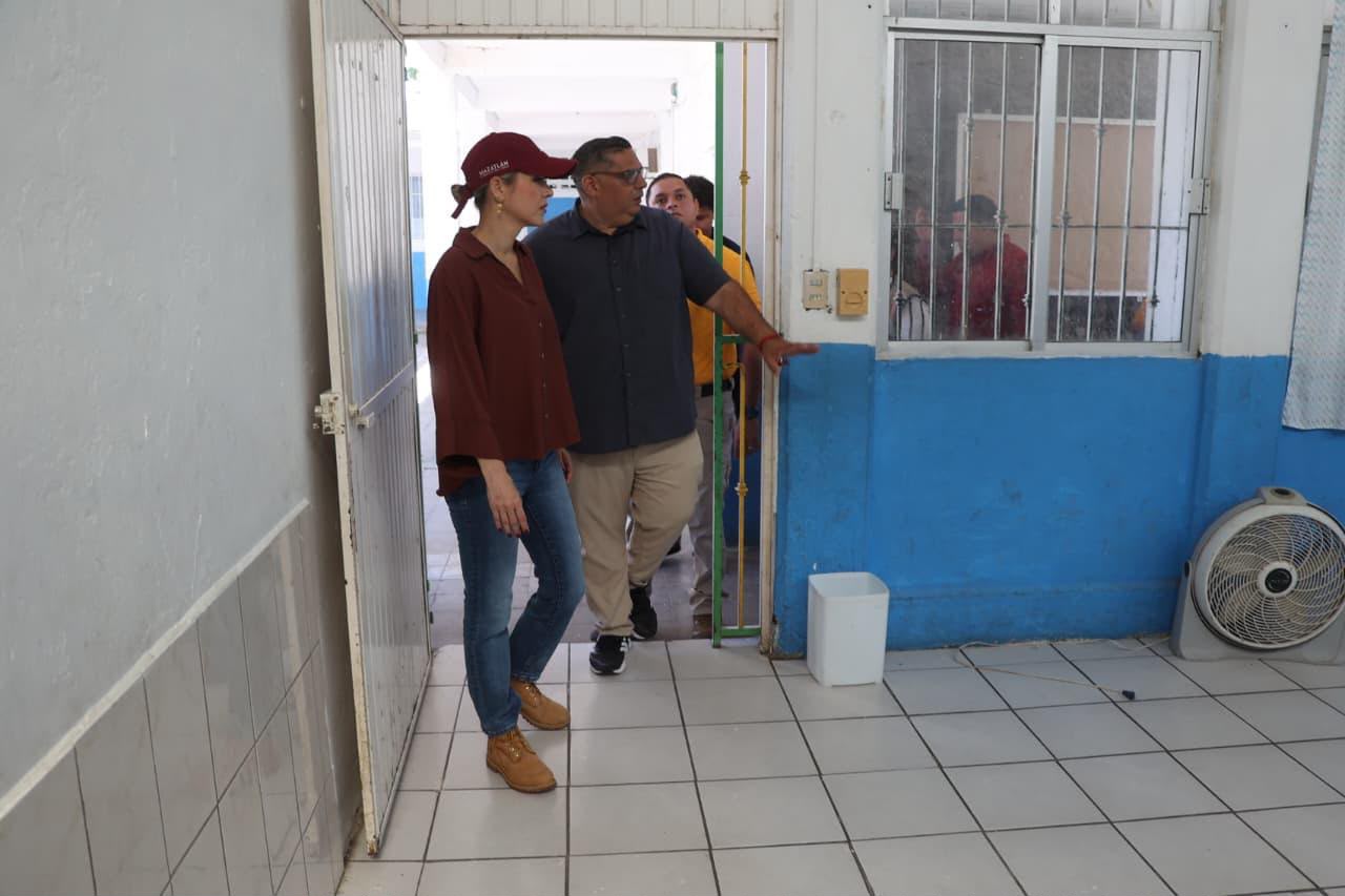 Recorre Estrella Palacios refugios habilitados ante llegada del huracán "Simón" a Mazatlán