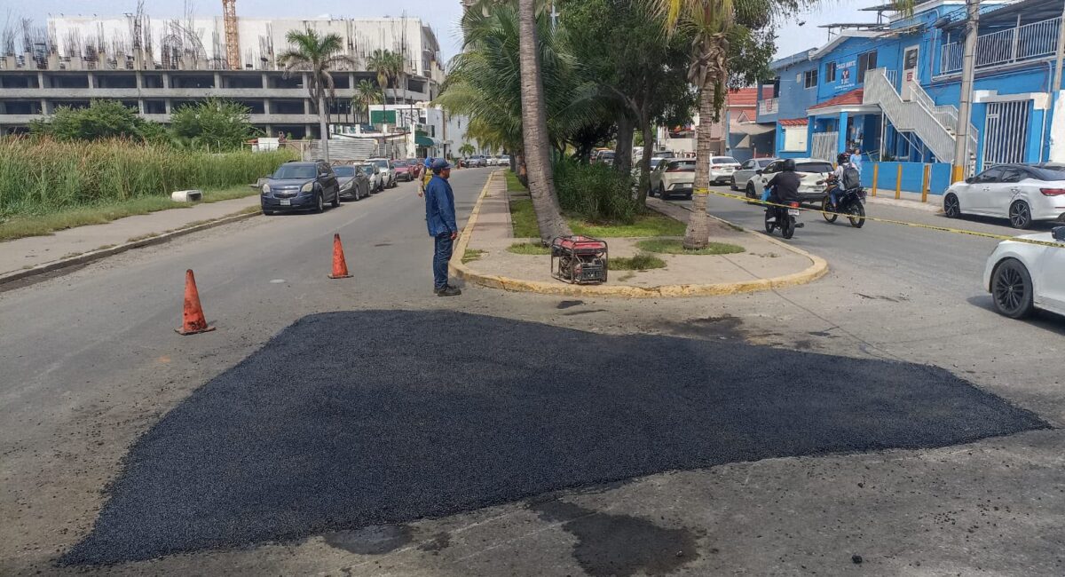Reparan baches en avenida Insurgentes, a la altura del fraccionamiento Flamingos en Mazatlán