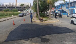 Reparan baches en avenida Insurgentes, a la altura del fraccionamiento Flamingos en Mazatlán
