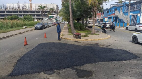 Reparan baches en avenida Insurgentes, a la altura del fraccionamiento Flamingos en Mazatlán