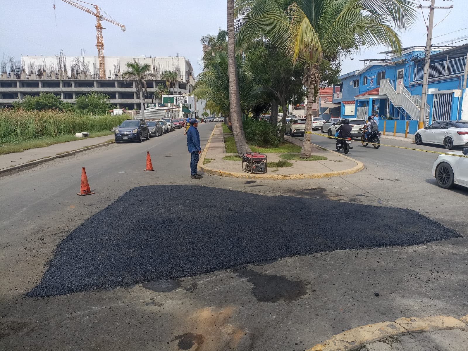 Reparan baches en avenida Insurgentes, a la altura del fraccionamiento Flamingos en Mazatlán