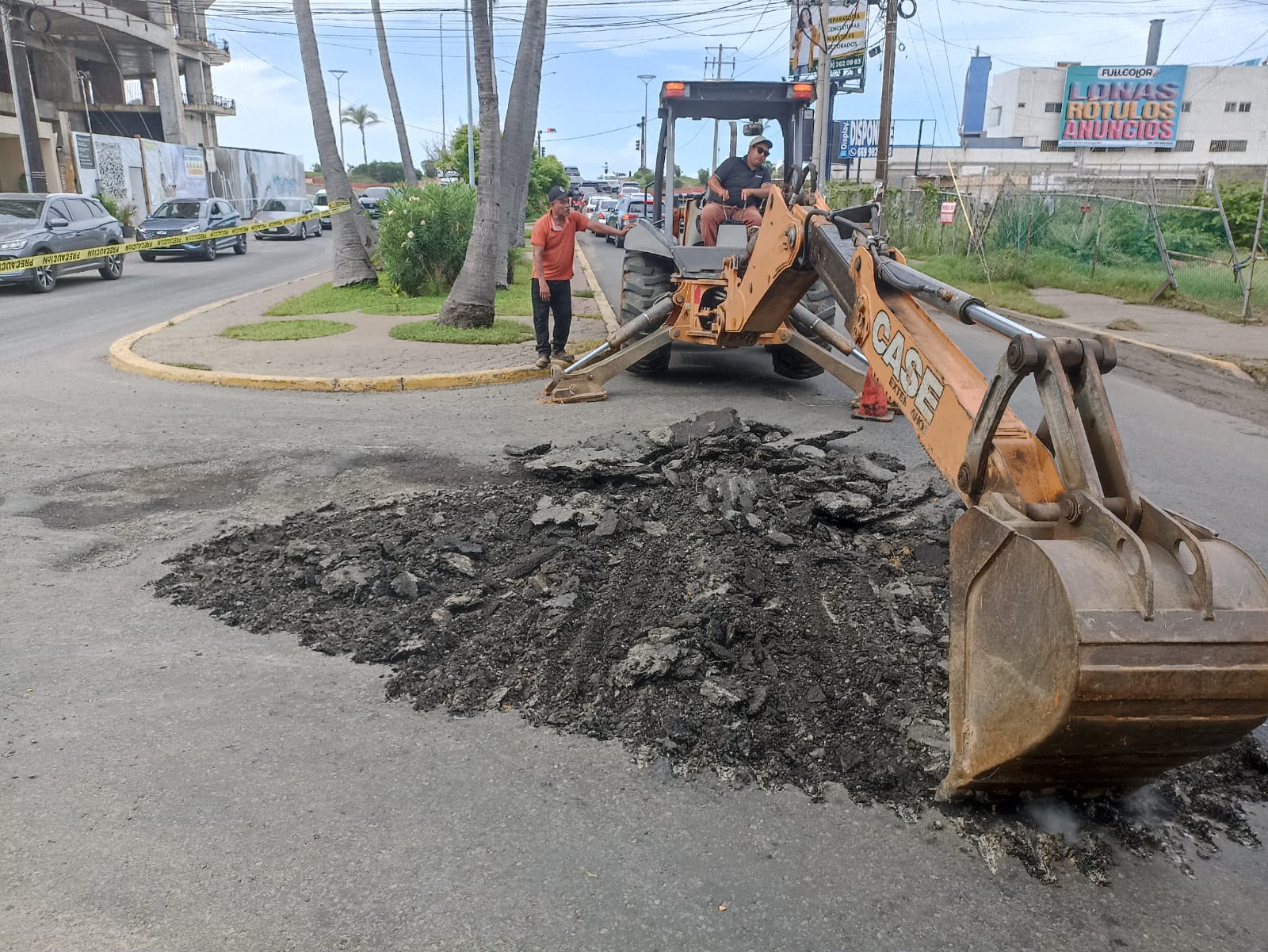 Reparan baches en avenida Insurgentes, a la altura del fraccionamiento Flamingos en Mazatlán
