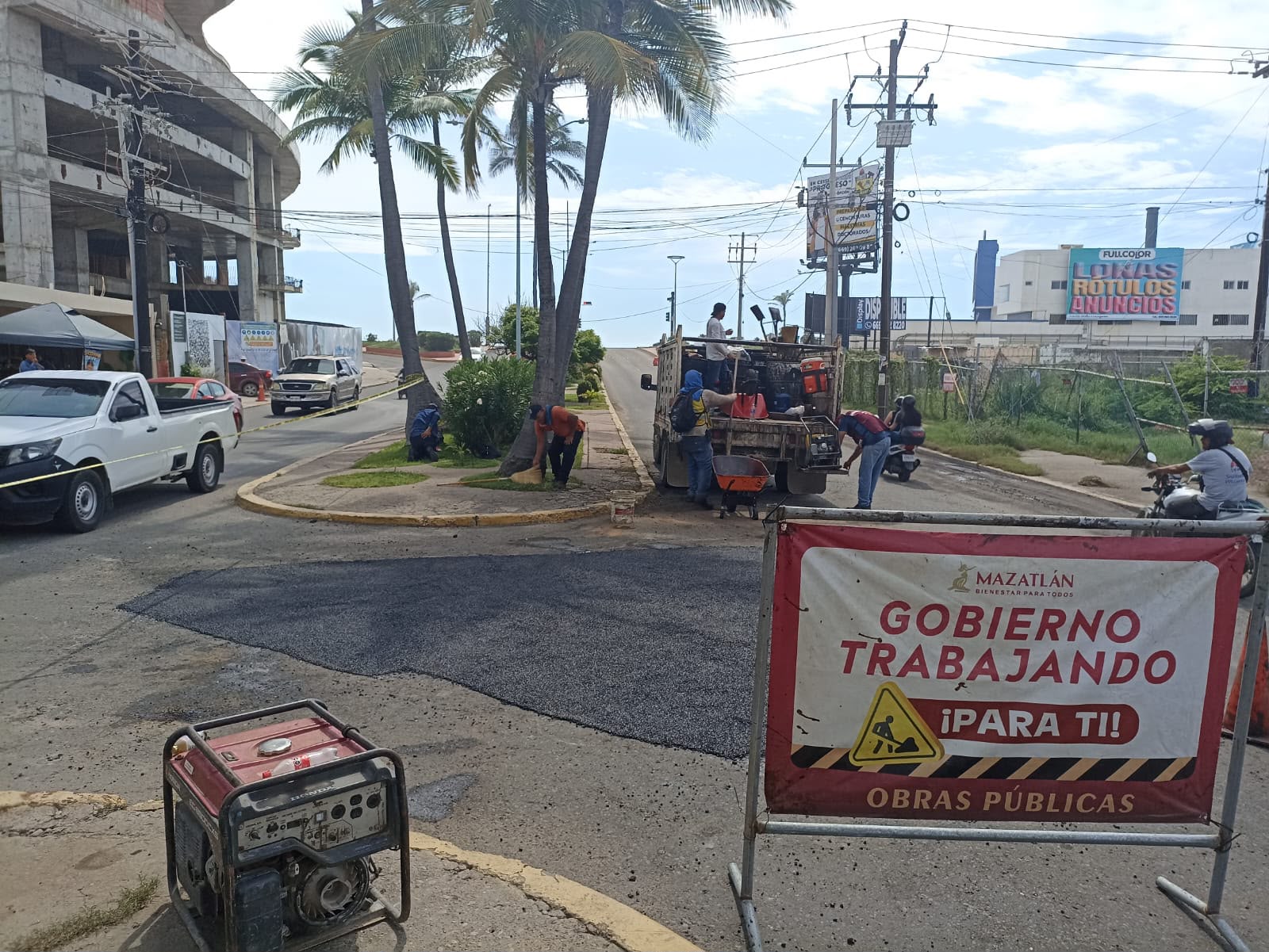 Reparan baches en avenida Insurgentes, a la altura del fraccionamiento Flamingos en Mazatlán
