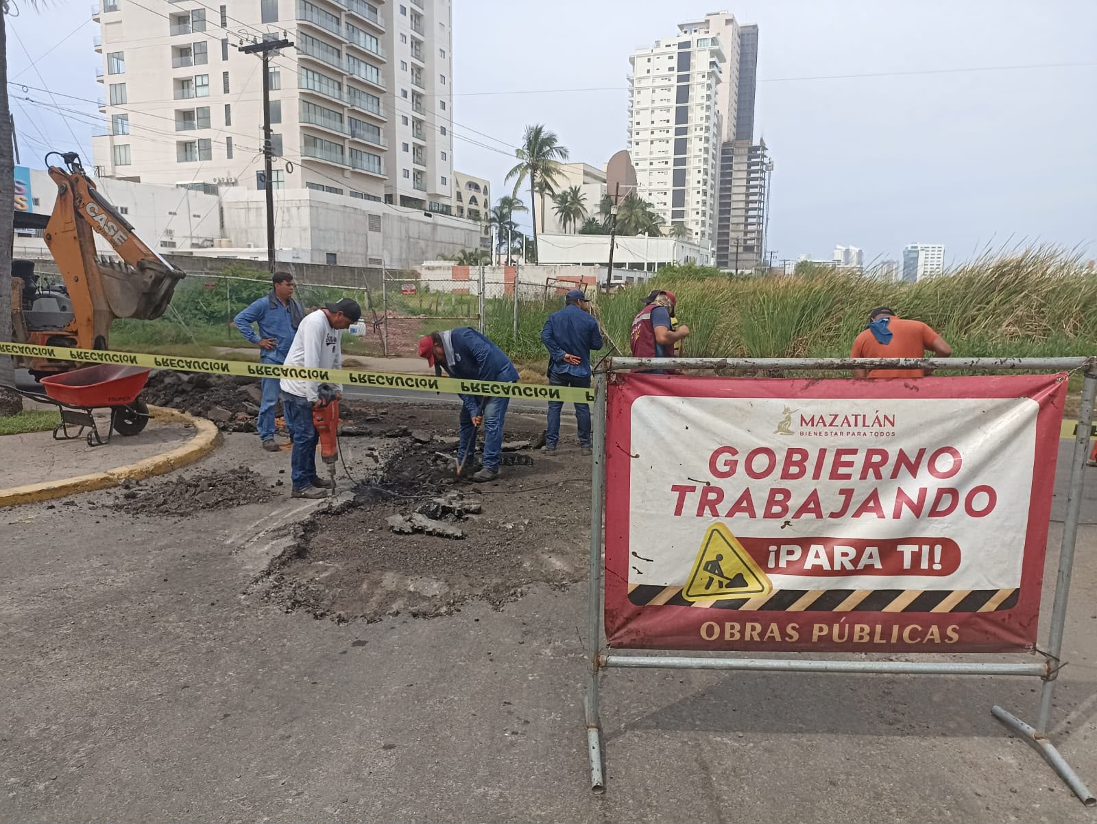 Reparan baches en avenida Insurgentes, a la altura del fraccionamiento Flamingos en Mazatlán