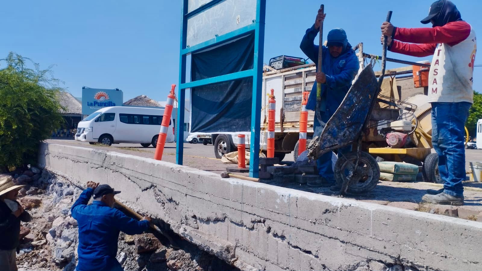 Fuerte marejada provoca hundimiento en La Puntilla, Mazatlán
