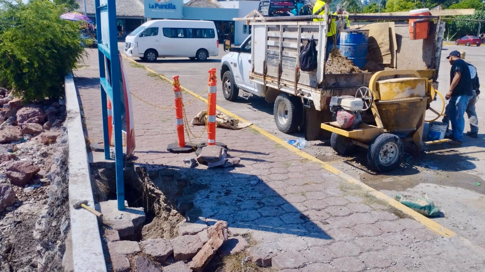 Fuerte marejada provoca hundimiento en La Puntilla, Mazatlán