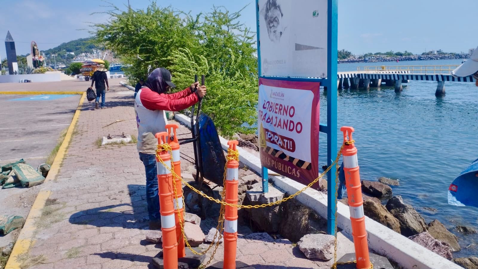 Fuerte marejada provoca hundimiento en La Puntilla, Mazatlán