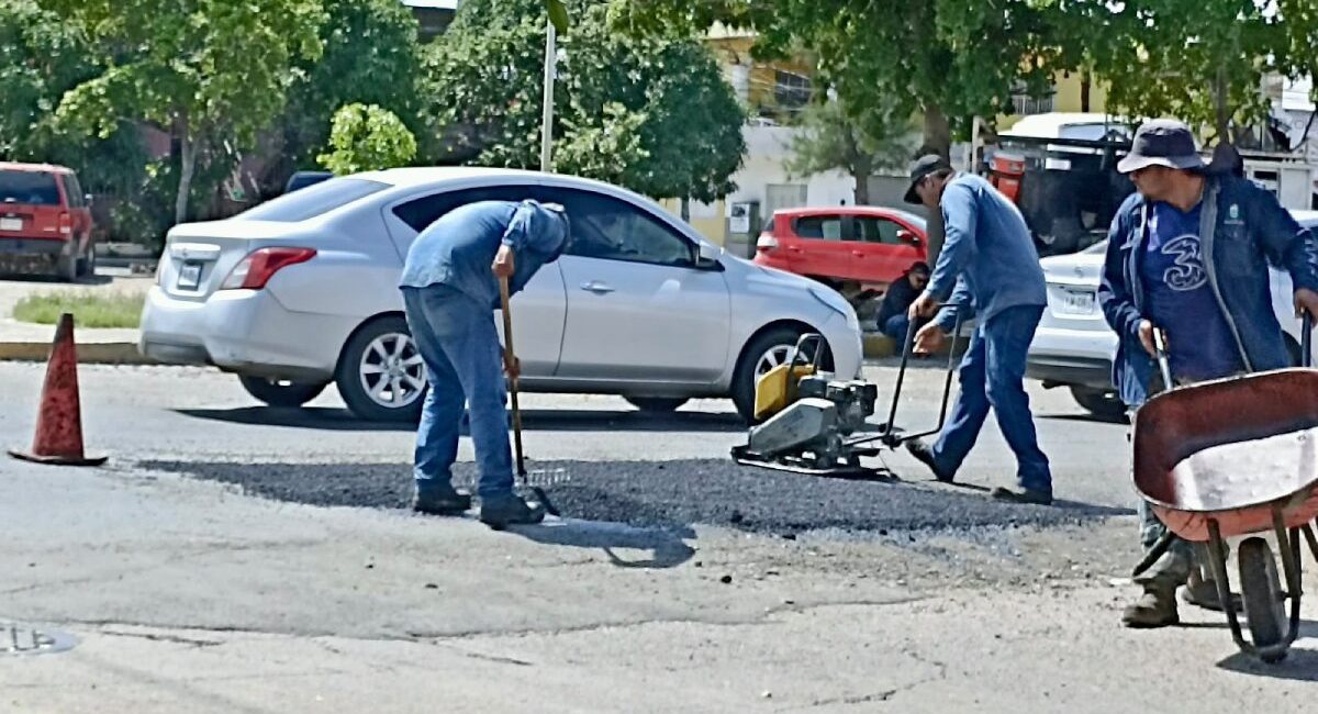 Reparan baches frente a Gran Plaza y en Sábalo Country, Jacarandas y el Centro de Mazatlán, Sinaloa