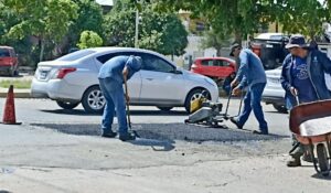 Reparan baches frente a Gran Plaza y en Sábalo Country, Jacarandas y el Centro de Mazatlán, Sinaloa