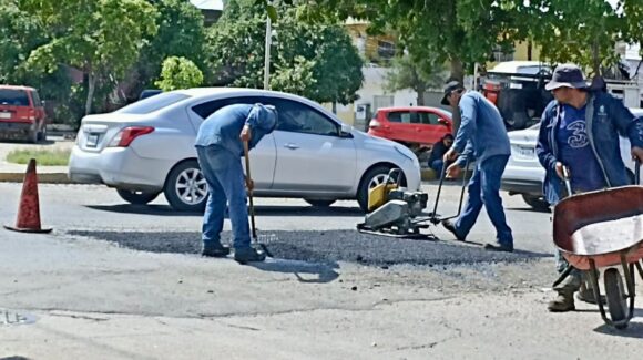 Reparan baches frente a Gran Plaza y en Sábalo Country, Jacarandas y el Centro de Mazatlán, Sinaloa