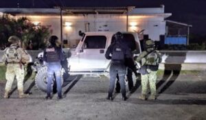Reporte por camioneta robada lleva a la detención de dos hombres en Mazatlán, Sinaloa