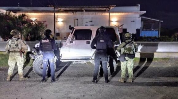 Reporte por camioneta robada lleva a la detención de dos hombres en Mazatlán, Sinaloa