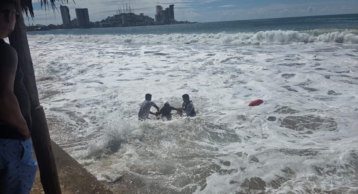 ¡Se metió al mar pese al fuerte oleaje! Salvavidas rescatan a bañista en Playa Norte de Mazatlán, Sinaloa