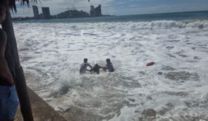 ¡Se metió al mar pese al fuerte oleaje! Salvavidas rescatan a bañista en Playa Norte de Mazatlán, Sinaloa