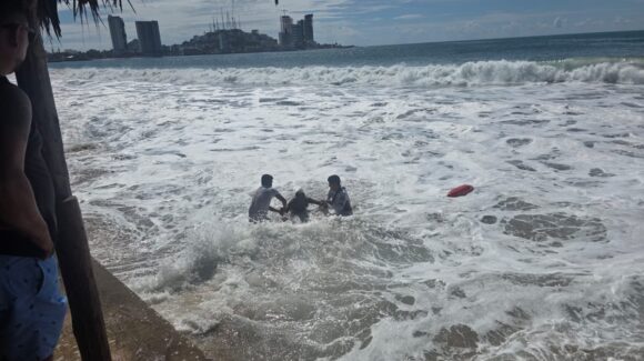 ¡Se metió al mar pese al fuerte oleaje! Salvavidas rescatan a bañista en Playa Norte de Mazatlán, Sinaloa