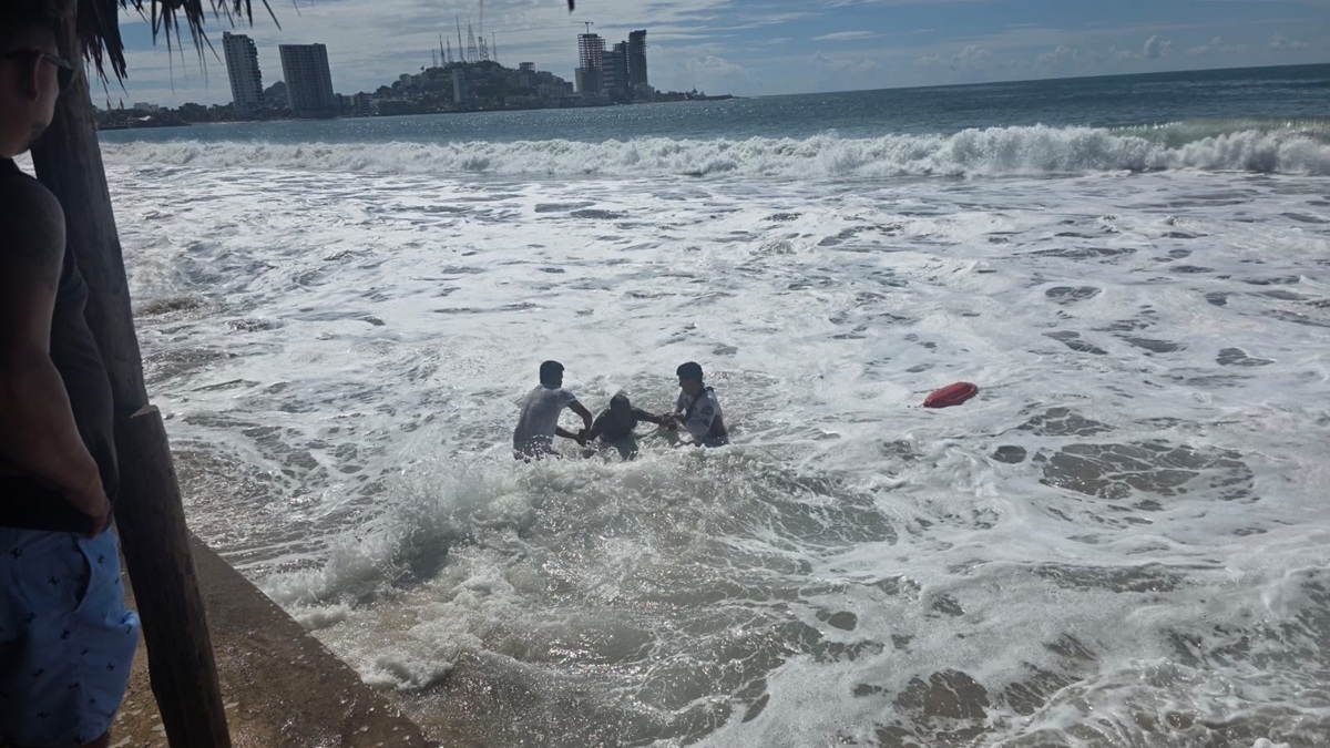 Rescatan a bañista de zona peligrosa por alto oleaje en Mazatlán