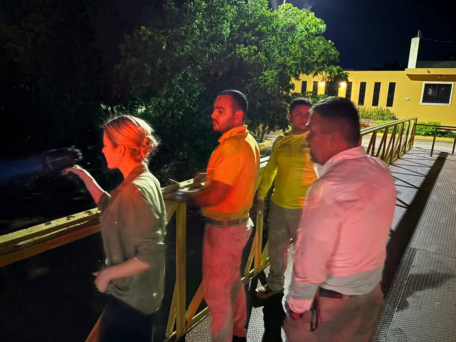 Rescatan a dos hombres arrastrados por la corriente tras lluvias en Mazatlán