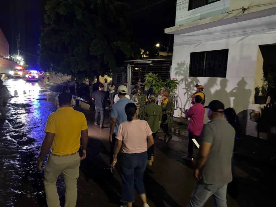 Rescatan a dos hombres arrastrados por la corriente tras lluvias en Mazatlán