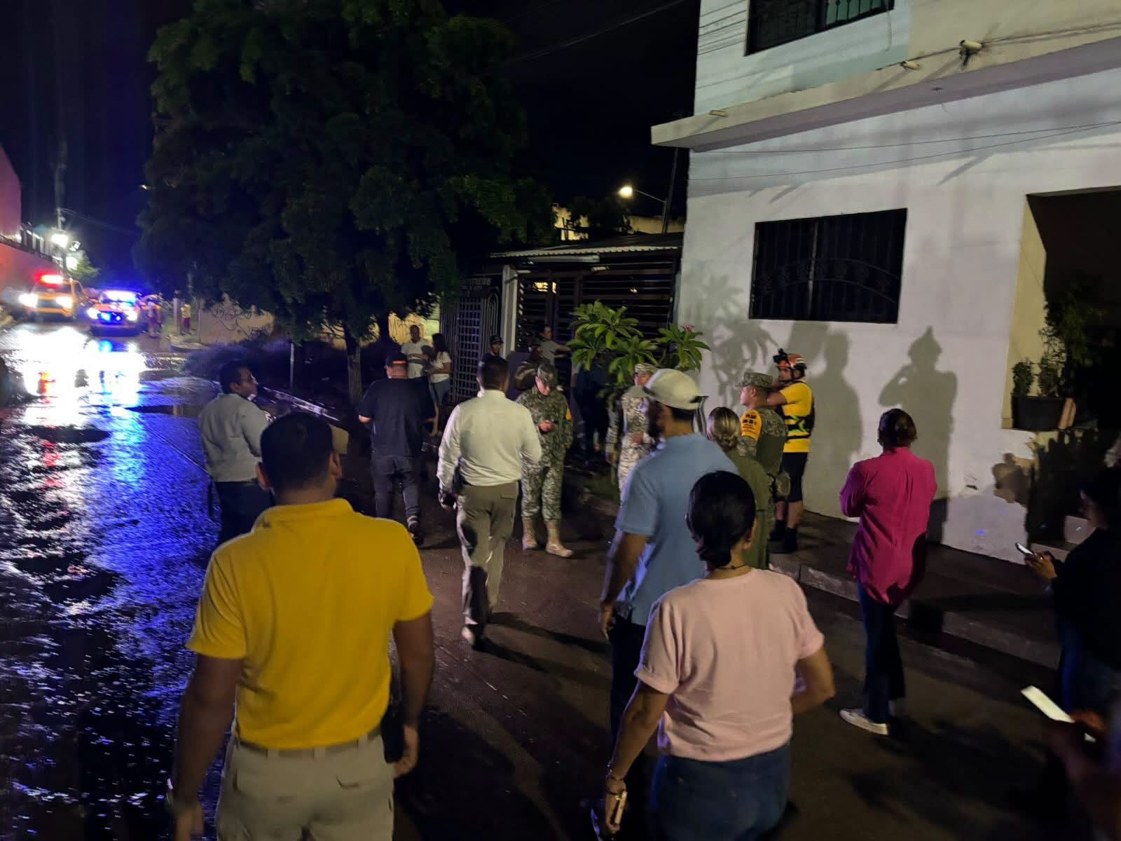 Rescatan a dos hombres arrastrados por la corriente tras lluvias en Mazatlán