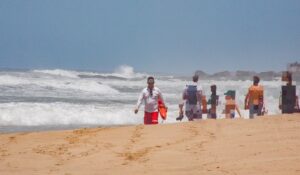 Corrientes atrapan a seis bañistas en Mazatlán, Sinaloa; salvavidas los rescatan