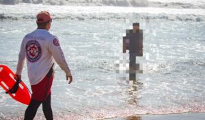 Salvavidas rescatan este sábado a dos turistas de Guanajuato en Playa Sábalo 2 de Mazatlán, Sinaloa