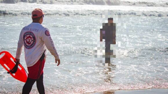 Salvavidas rescatan este sábado a dos turistas de Guanajuato en Playa Sábalo 2 de Mazatlán, Sinaloa