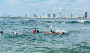 Salvavidas rescatan a cuatro bañistas en Mazatlán, Sinaloa; un adulto fue hospitalizado
