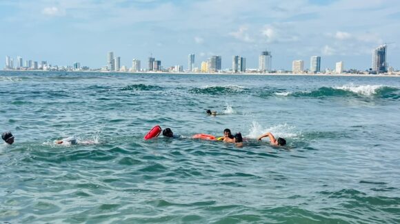 Salvavidas rescatan a cuatro bañistas en Mazatlán, Sinaloa; un adulto fue hospitalizado