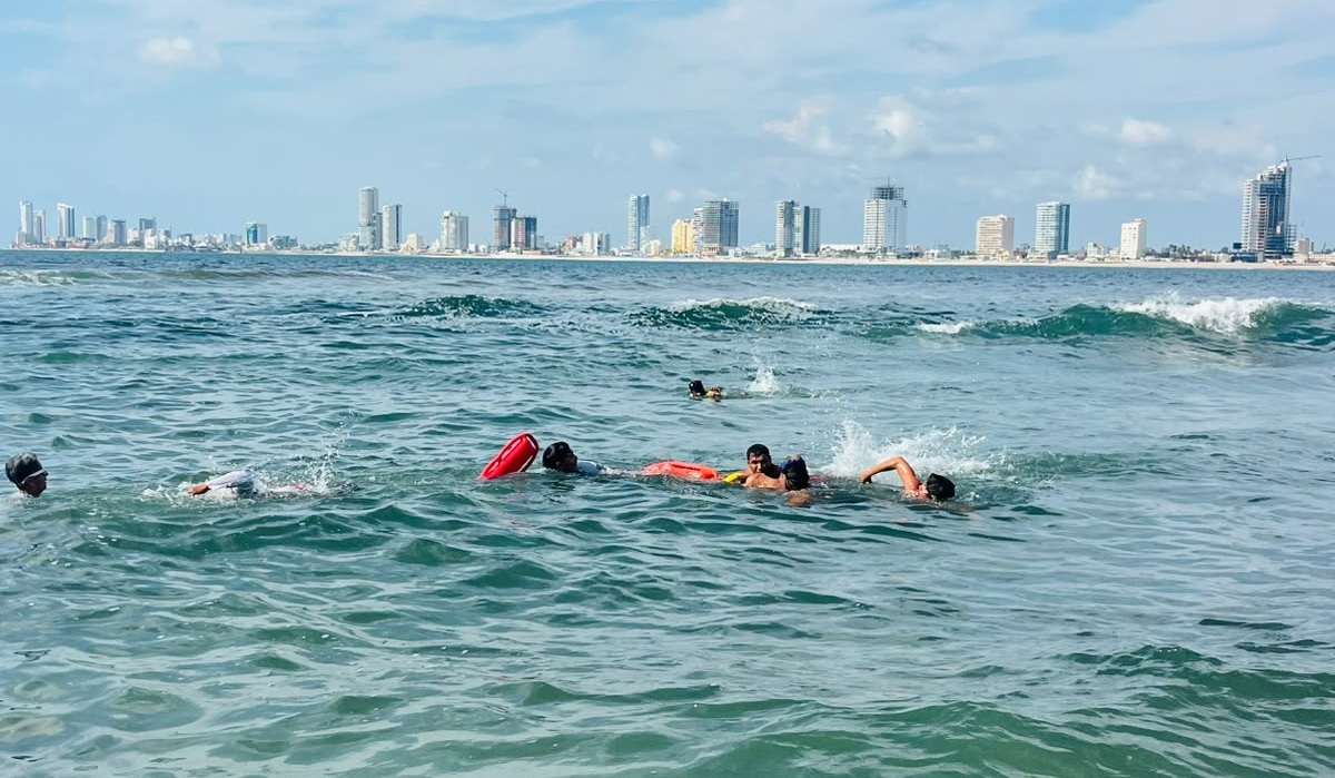 Rescatan a turistas de playas de Mazatlán