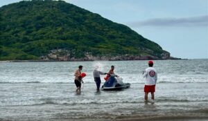 Rescatan a cinco personas del mar en Mazatlán, Sinaloa; uno termina ante el Juez Cívico por reincidir y alterar el orden público