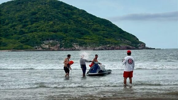 Rescatan a cinco personas del mar en Mazatlán, Sinaloa; uno termina ante el Juez Cívico por reincidir y alterar el orden público