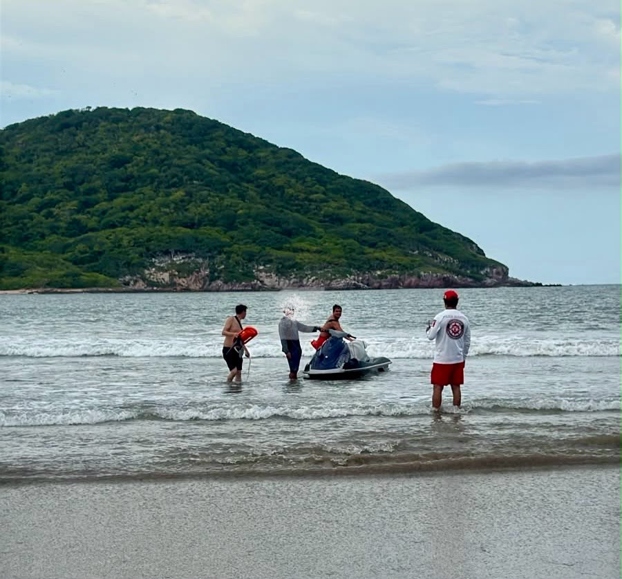Rescatan a cinco personas del mar en Mazatlán, Sinaloa