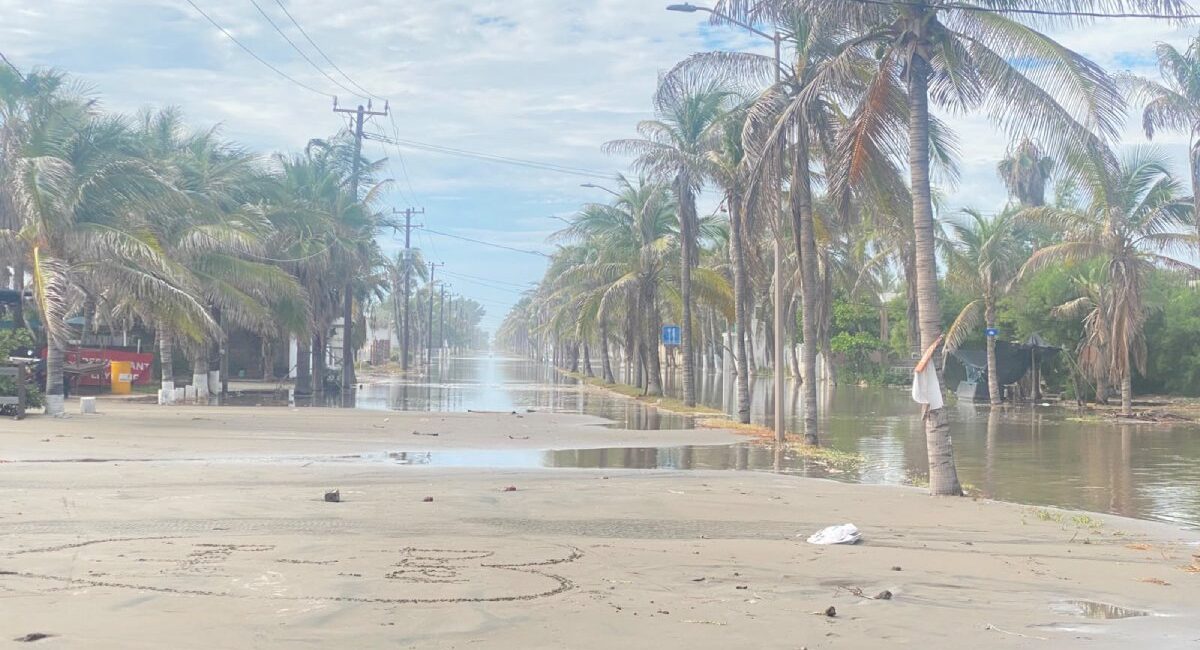 Restauranteros de Las Glorias, Guasave, realizan por su cuenta labores de limpieza tras afectaciones de marejadas