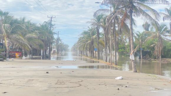 Restauranteros de Las Glorias, Guasave, realizan por su cuenta labores de limpieza tras afectaciones de marejadas