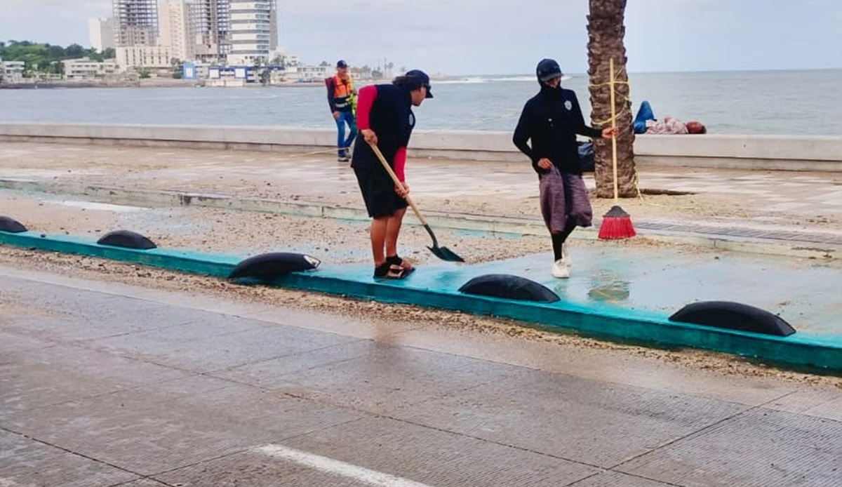 Retiran arena del Malecón de Mazatlán tras fuerte oleaje