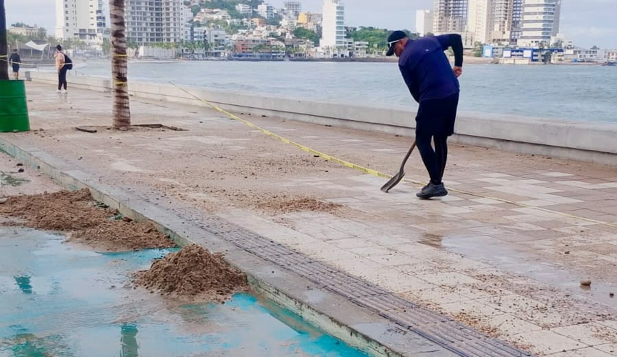 Retiran arena del Malecón de Mazatlán tras fuerte oleaje