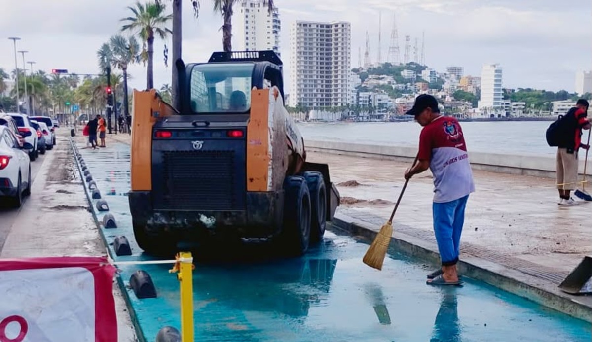 Retiran arena del Malecón de Mazatlán tras fuerte oleaje