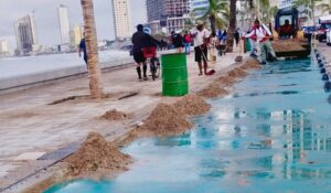 El mar vuelve a ganar terreno en Mazatlán, Sinaloa; arena invade el Malecón y activan limpieza