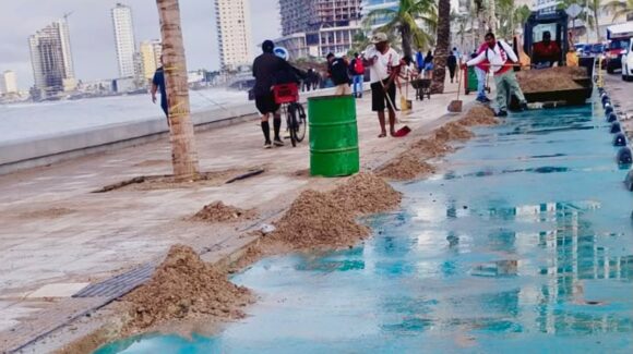 El mar vuelve a ganar terreno en Mazatlán, Sinaloa; arena invade el Malecón y activan limpieza