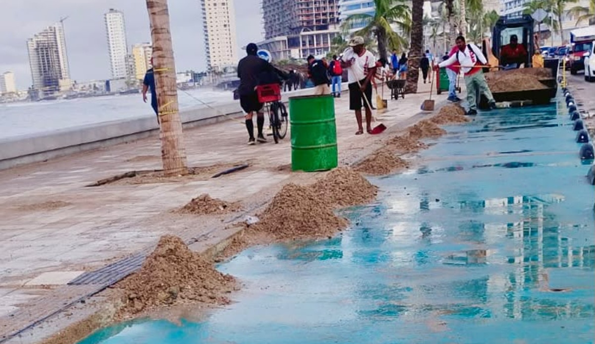 Retiran arena del Malecón de Mazatlán tras fuerte oleaje