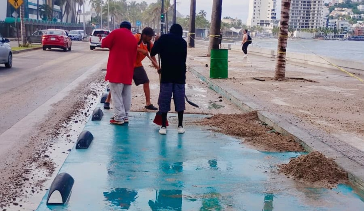 Retiran arena del Malecón de Mazatlán tras fuerte oleaje